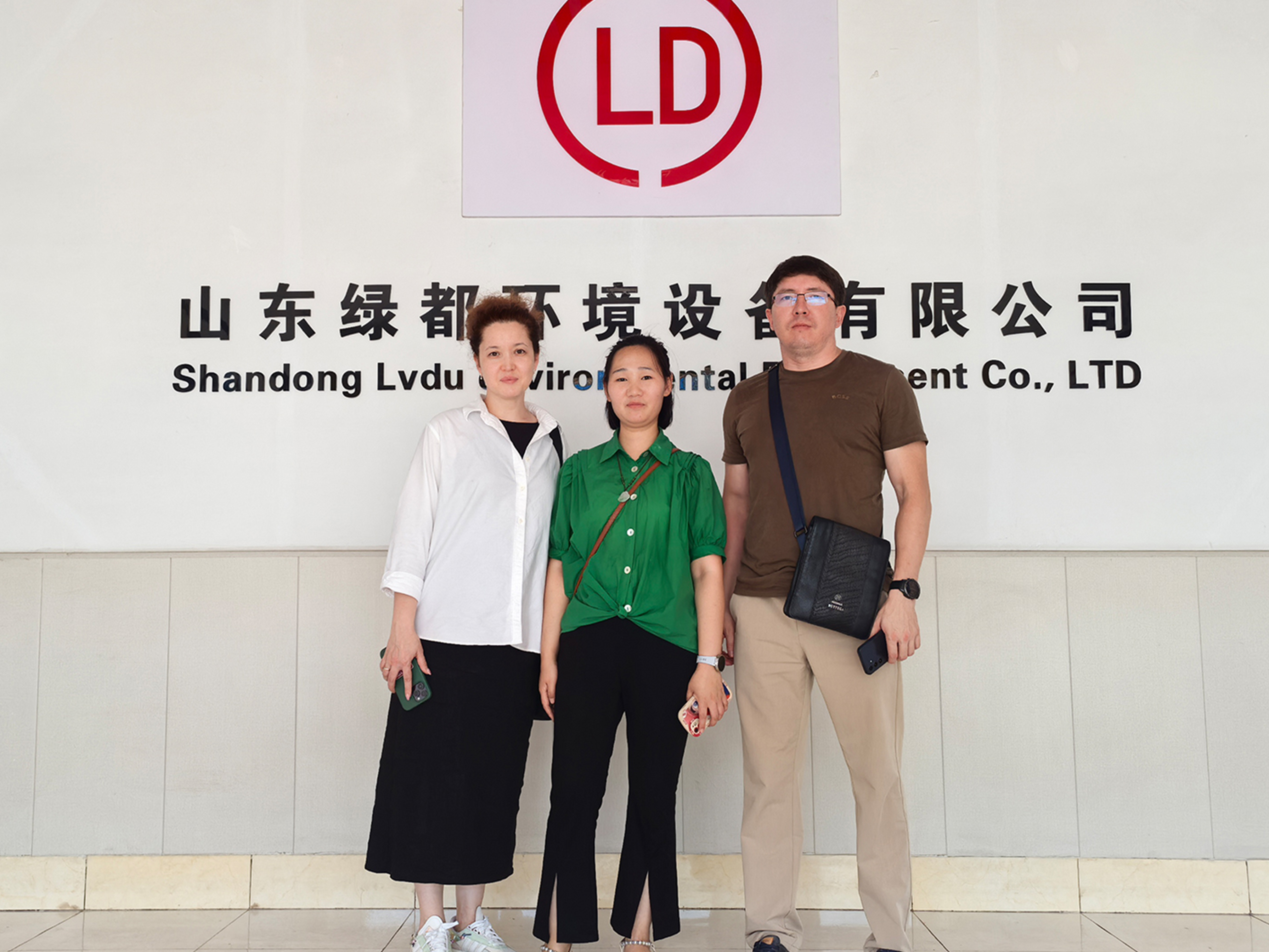 哈萨克斯坦客户订购焚烧炉现场来绿都考察